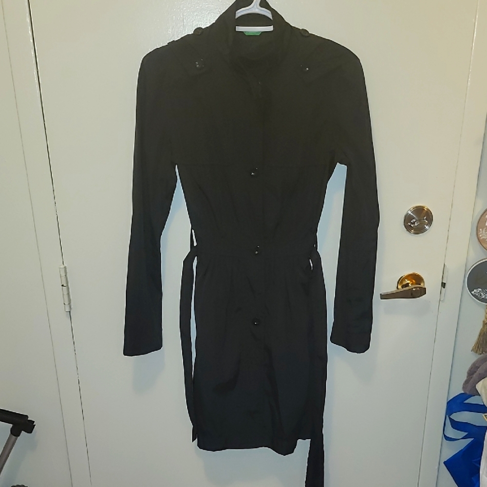 UNITED COLOURS OF BENETTON Black, Hooded Rain Coat, Buttons, EUC, Size 42 UK